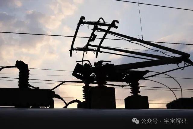 九游娱乐：高铁时速可达350公里为什么列车头顶的高压线磨不坏？(图4)