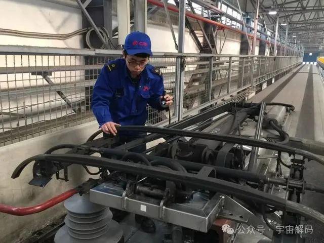 九游娱乐：高铁时速可达350公里为什么列车头顶的高压线磨不坏？(图5)