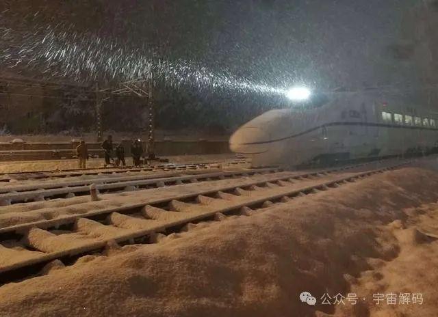 九游娱乐：高铁时速可达350公里为什么列车头顶的高压线磨不坏？(图6)
