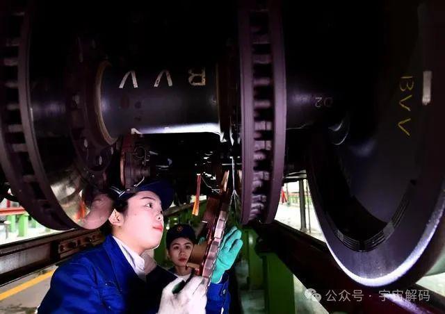 九游娱乐：高铁时速可达350公里为什么列车头顶的高压线磨不坏？(图8)