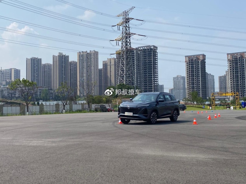 九游娱乐平台：再试长安第二代CS75PLUS：原来除了动力它的底盘也能打(图4)