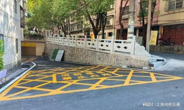 九游娱乐网站：消防通道划线“画”出平安(图2)