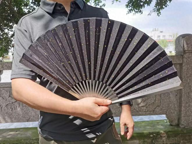 九游娱乐平台：清风徐徐是净是华也是风流：北斗作全钛无扇钉折扇(图1)