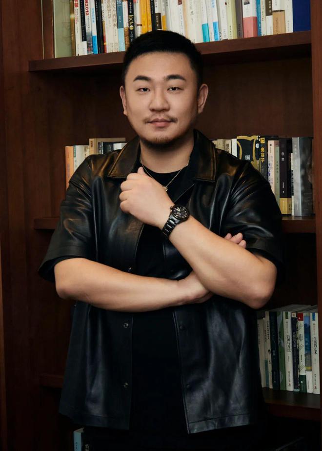 九游娱乐平台：在追求高精尖、信达雅的腕表界它靠一条表链征服世人。(图3)