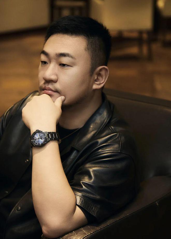 九游娱乐平台：在追求高精尖、信达雅的腕表界它靠一条表链征服世人。(图26)