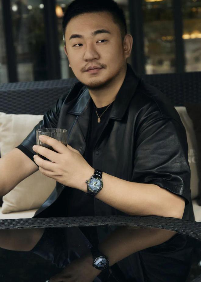 九游娱乐平台：在追求高精尖、信达雅的腕表界它靠一条表链征服世人。(图30)