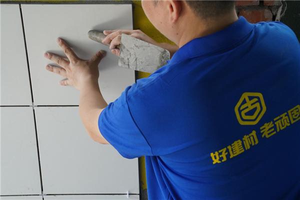 九游娱乐：瓷砖胶品牌大比拼：选对标准贴砖更牢固(图2)