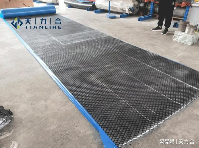 九游娱乐网站：滚筒包胶施工用菱形橡胶板天力合耐磨菱形胶板有哪些特点(图2)