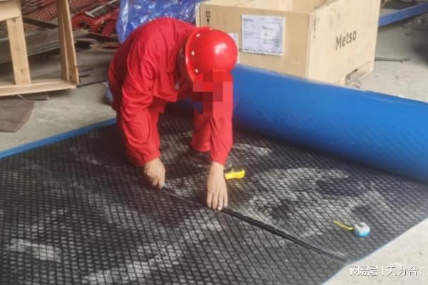 九游娱乐网站：滚筒包胶施工用菱形橡胶板天力合耐磨菱形胶板有哪些特点(图1)