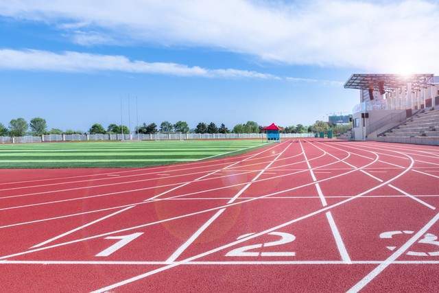 九游娱乐平台：塑胶跑道面层材料大揭秘：如何选择最适合你的跑道材料？(图2)