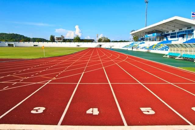 九游娱乐平台：塑胶跑道面层材料大揭秘：如何选择最适合你的跑道材料？(图3)