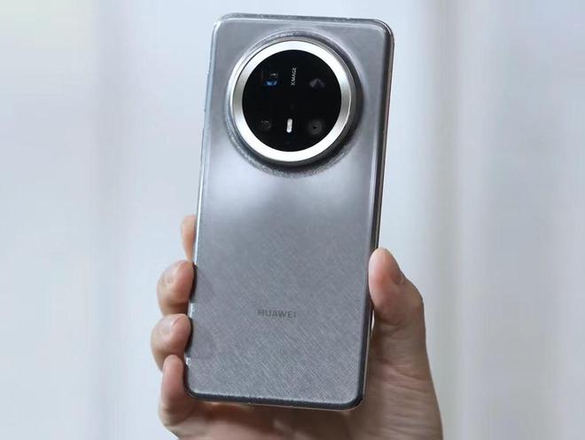 九游娱乐网站：华为Mate70「金丝银锦」火了！手机厂商开卷后盖材质(图2)