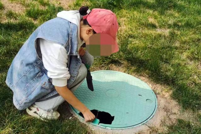 九游娱乐网站：西安一小区树脂井盖一掰就碎“像塑料很轻薄”多方回应→(图1)