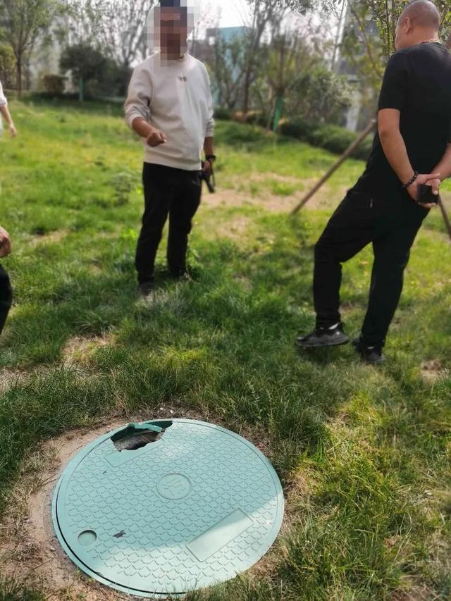 九游娱乐网站：西安一小区树脂井盖一掰就碎“像塑料很轻薄”多方回应→(图2)