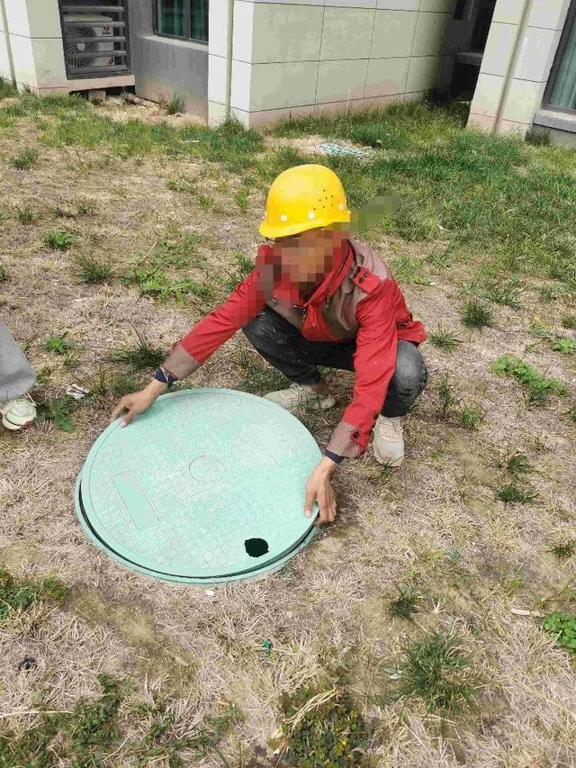 九游娱乐网站：西安一小区树脂井盖一掰就碎“像塑料很轻薄”多方回应→(图3)