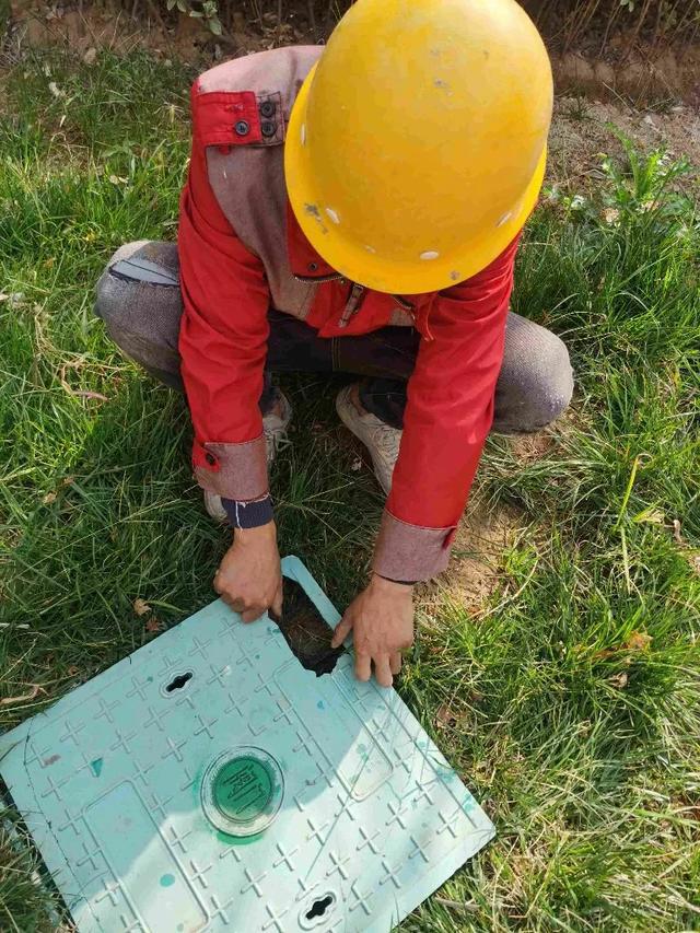 九游娱乐网站：西安一小区树脂井盖一掰就碎“像塑料很轻薄”多方回应→(图4)