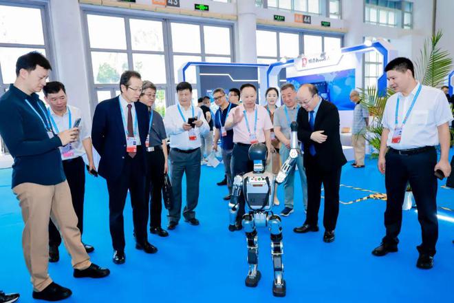 九游娱乐：投洽会数字经济展区哪些人形机器人惊艳了全场？(图20)