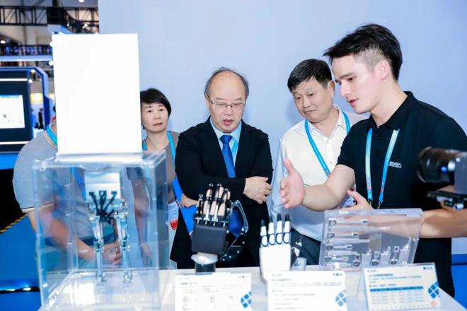 九游娱乐：投洽会数字经济展区哪些人形机器人惊艳了全场？(图26)