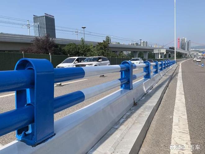 九游娱乐平台：百速护栏：重庆乡村公路道路护栏成为各大服务商家的竟争市场热地(图1)