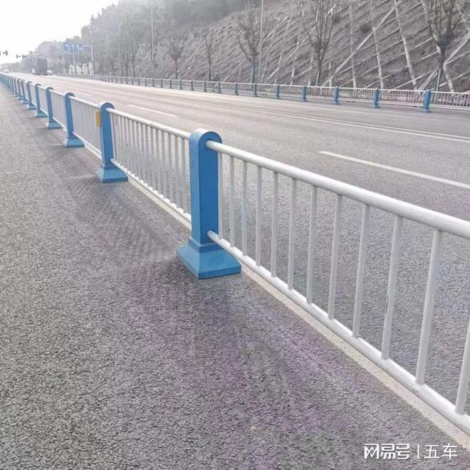 九游娱乐平台：百速护栏：重庆乡村公路道路护栏成为各大服务商家的竟争市场热地(图3)