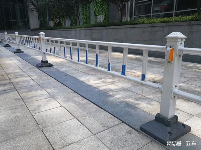 九游娱乐平台：百速护栏：重庆乡村公路道路护栏成为各大服务商家的竟争市场热地(图2)