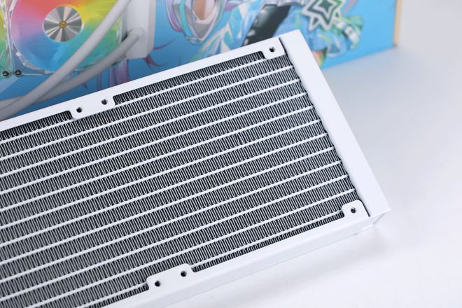 九游娱乐平台：全核58G功耗300W的14700K用啥散热？带屏影驰星曜G360水冷实测(图5)