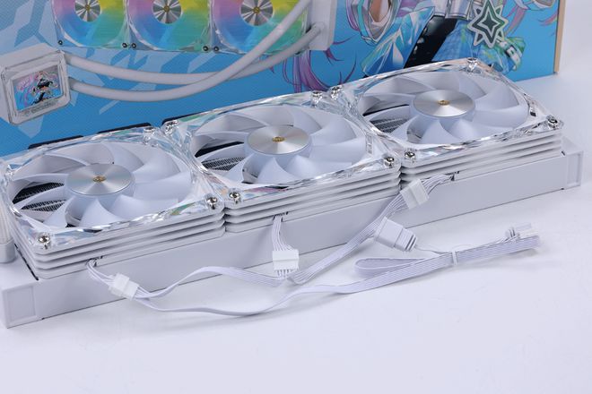 九游娱乐平台：全核58G功耗300W的14700K用啥散热？带屏影驰星曜G360水冷实测(图3)