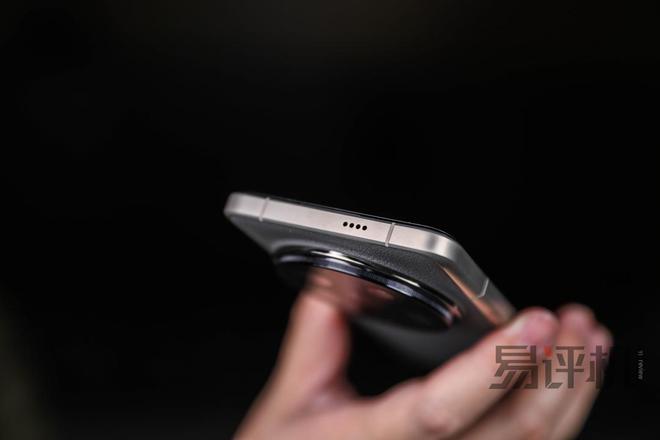 九游娱乐网站：小米14Ultra钛金属版轻体验：最昂贵的小米手机性能之外质感升级(图6)