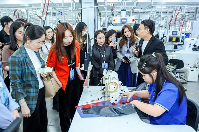 九游娱乐：揭秘波司登常熟总部：一件羽绒服的“智”造之路(图2)