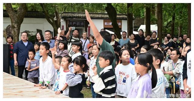 九游娱乐平台：助力桐庐文旅华影学子自导自演舞台剧大获成功(图3)
