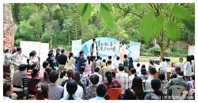 九游娱乐平台：助力桐庐文旅华影学子自导自演舞台剧大获成功(图2)