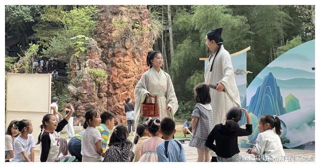 九游娱乐平台：助力桐庐文旅华影学子自导自演舞台剧大获成功(图4)