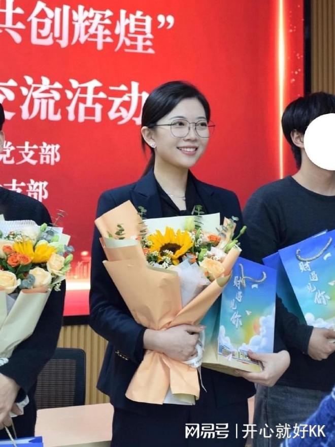 九游娱乐平台：喜提新车送什么礼物(图1)