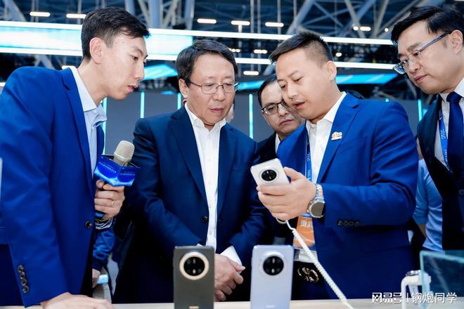 九游娱乐平台：史上最强大的Mate手机亮相2024数字科技生态大会华为又出圈了(图2)