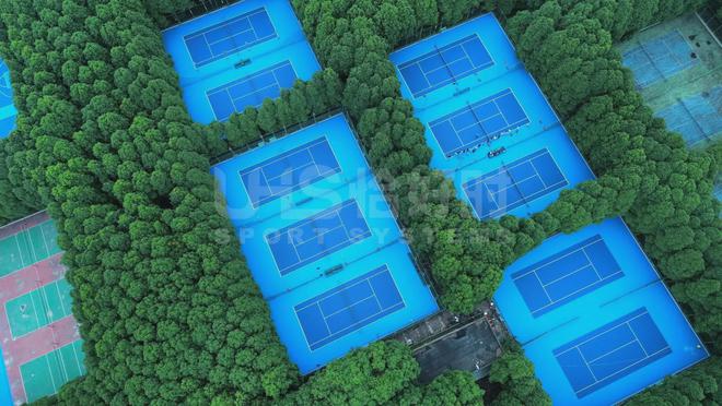 九游娱乐：专业网球场地面是什么材料(图1)