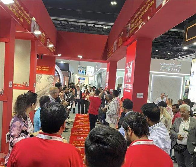 九游娱乐网站：大角鹿亮相迪拜五大行业展超耐磨技术惊艳全球客商(图2)