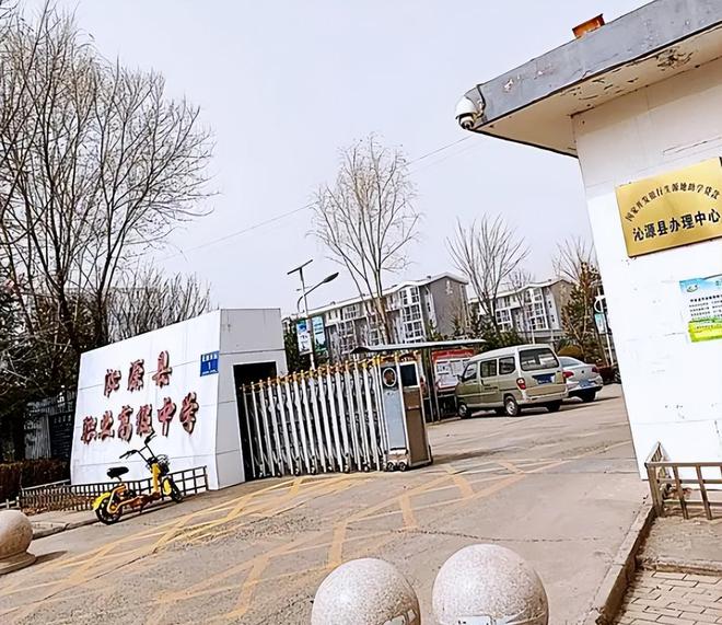 九游娱乐：职业中学美女老师出轨学生高颜值照片曝光该校学生披露大量隐情(图4)