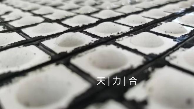 九游娱乐网站：落料口衬板什么品牌好？推荐天力合三合一耐磨陶瓷衬板(图1)