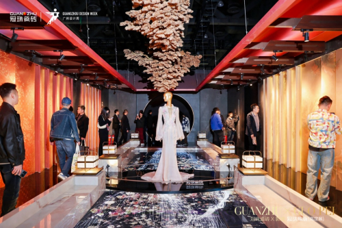 九游娱乐网站：冠珠瓷砖x郭培「冠珠华脉」高定展“高定岩板”突破家装审美新高度(图1)