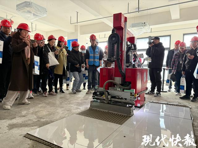 九游娱乐：机器人怎么“搬砖”？最快8小时贴完一套房的瓷砖(图1)