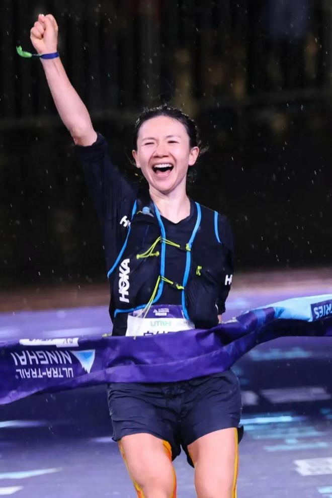 九游娱乐平台：石头与飞鸟徒步横穿塔克拉玛干挑战首阶段完成；香港100越野赛圆满落幕犀牛说(图6)