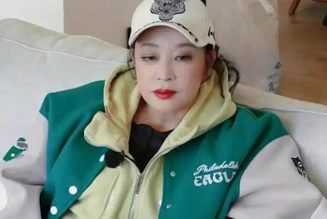九游娱乐网站：偷鸡不成蚀把米!自以为能毁掉刘晓庆不料自己却被扒了个底朝天(图2)