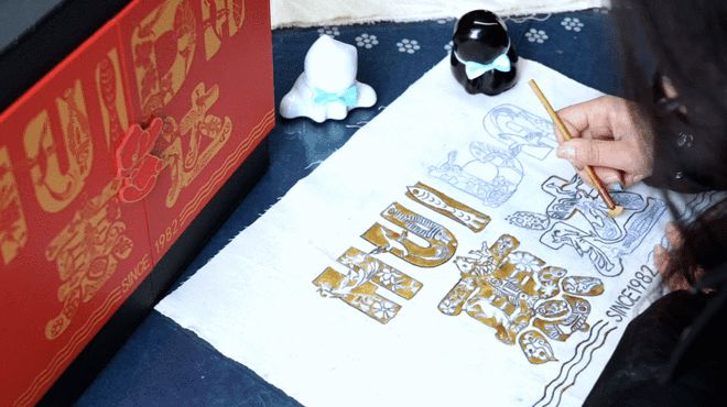 九游娱乐：她愿皆惠达100个女孩的后台2025年首期非遗故事(图2)
