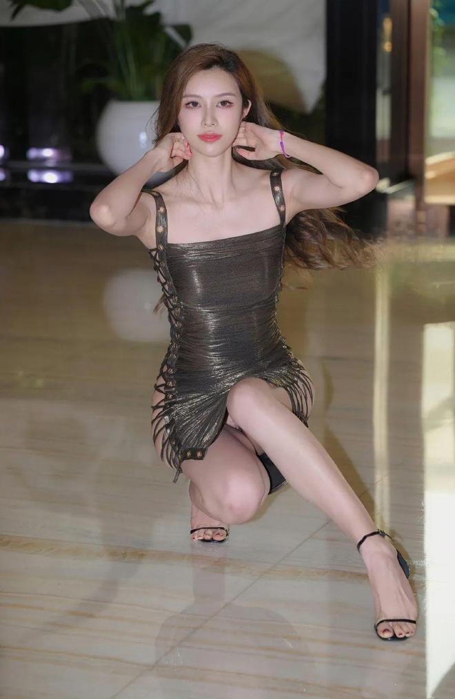 九游娱乐网站：性感写真打破常规：一位女士如何用连衣裙重新定义时尚(图6)