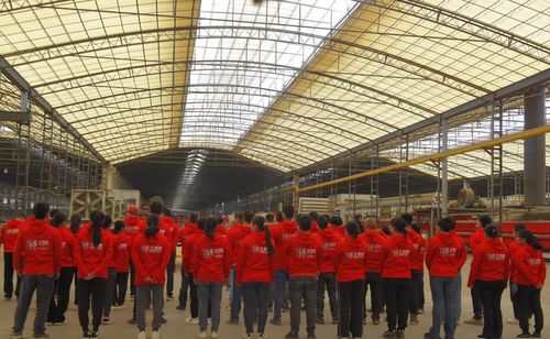 九游娱乐：超耐磨瓷砖热卖！大角鹿6大生产基地火力全开解决产品供不应求(图1)