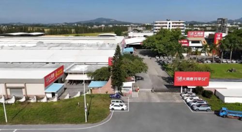 九游娱乐：超耐磨瓷砖热卖！大角鹿6大生产基地火力全开解决产品供不应求(图3)
