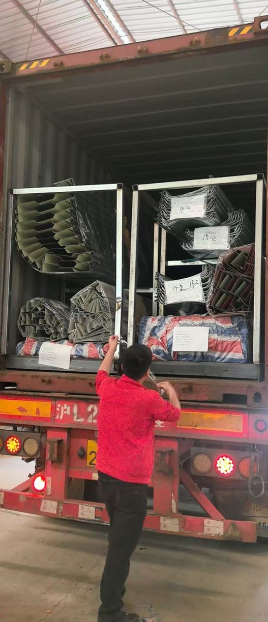 九游娱乐：13柜跨境启运！新之杰5款彩钢板规格型号护航泰国重点项目建设(图2)