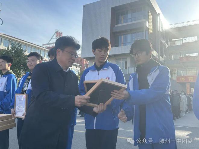 九游娱乐平台：滕州：多位企业家为一中优秀学子颁奖(图3)