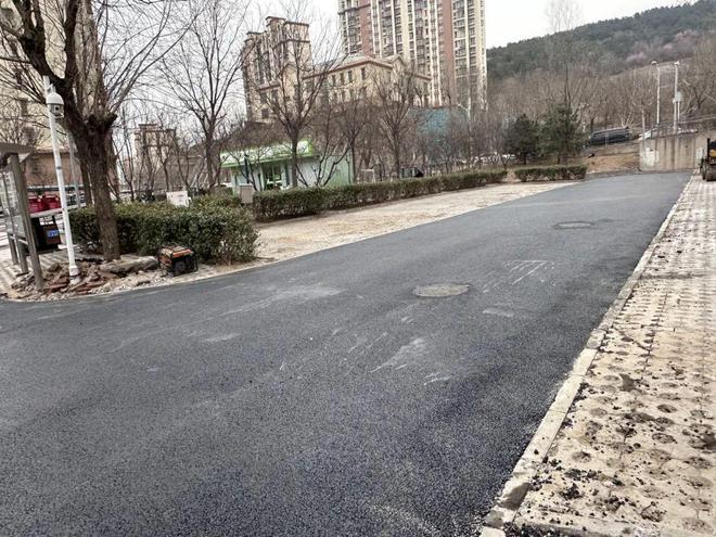 九游娱乐平台：门头沟这社区的路面坑洼变坦途！(图3)