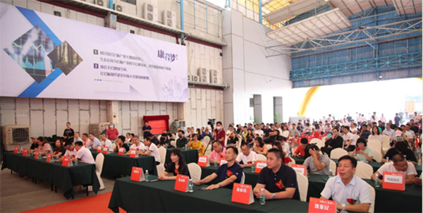 九游娱乐：表弟挑空背景墙引领背景墙行业设计创新和技术升级(图1)